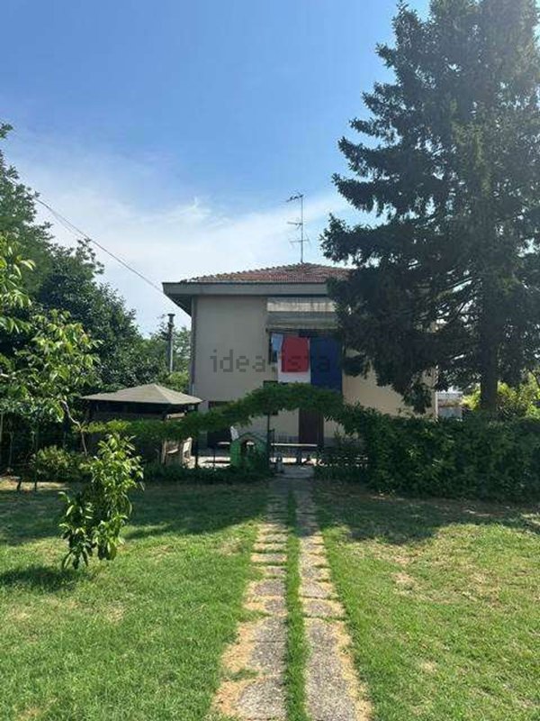 casa indipendente in vendita a Tortona in zona San Bernardino