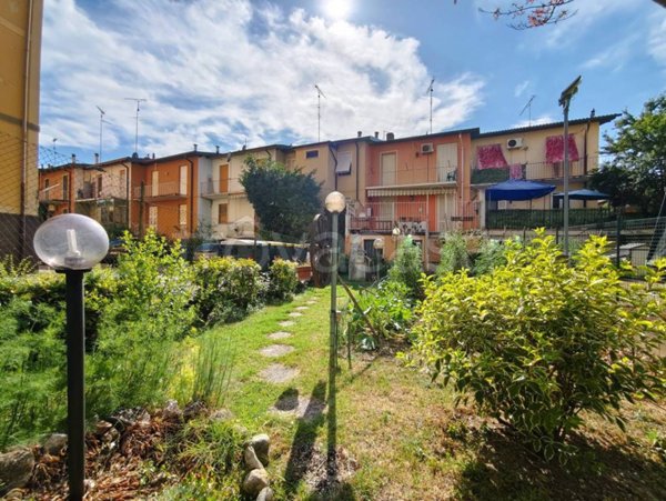 casa indipendente in vendita a Tortona