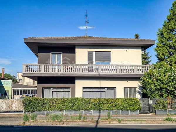 casa indipendente in vendita a Tortona