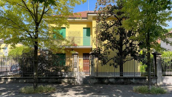 casa indipendente in vendita a Tortona