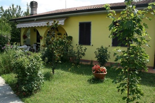 casa indipendente in vendita a Tortona in zona San Bernardino