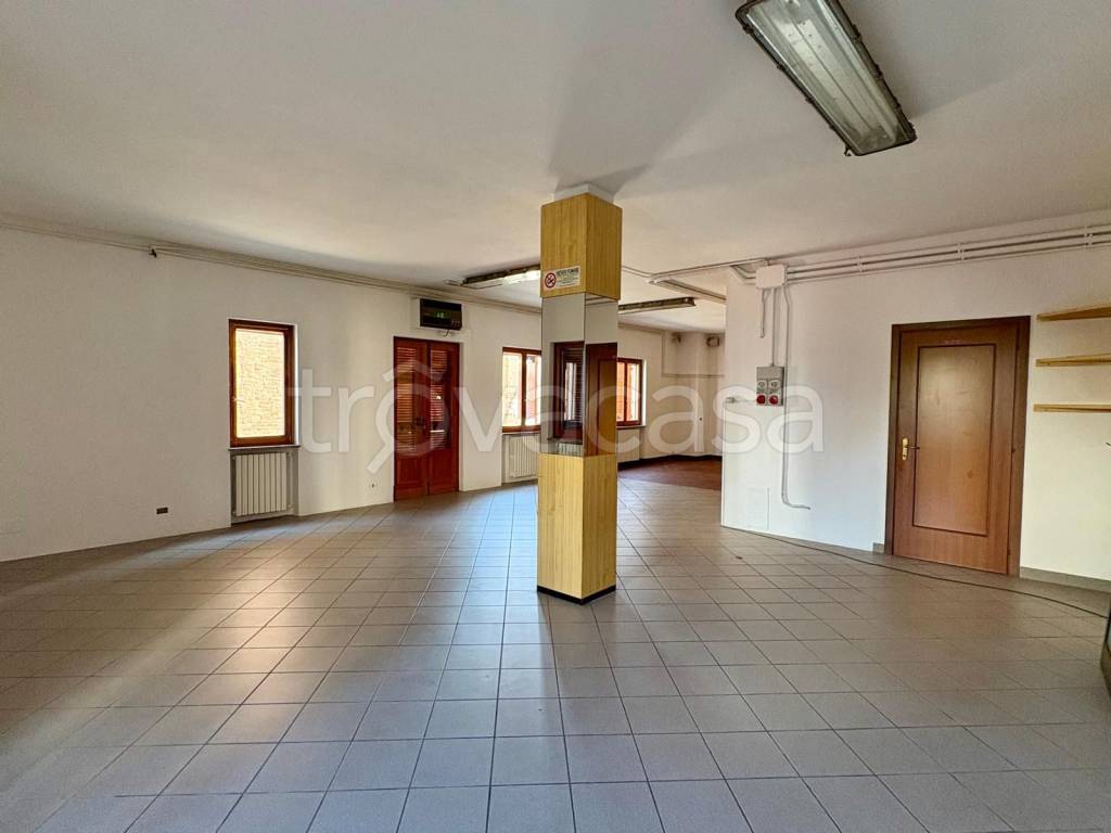 locale commerciale in vendita a Tortona in zona Castellar Ponzano