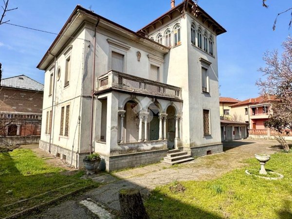 casa indipendente in vendita a Tortona