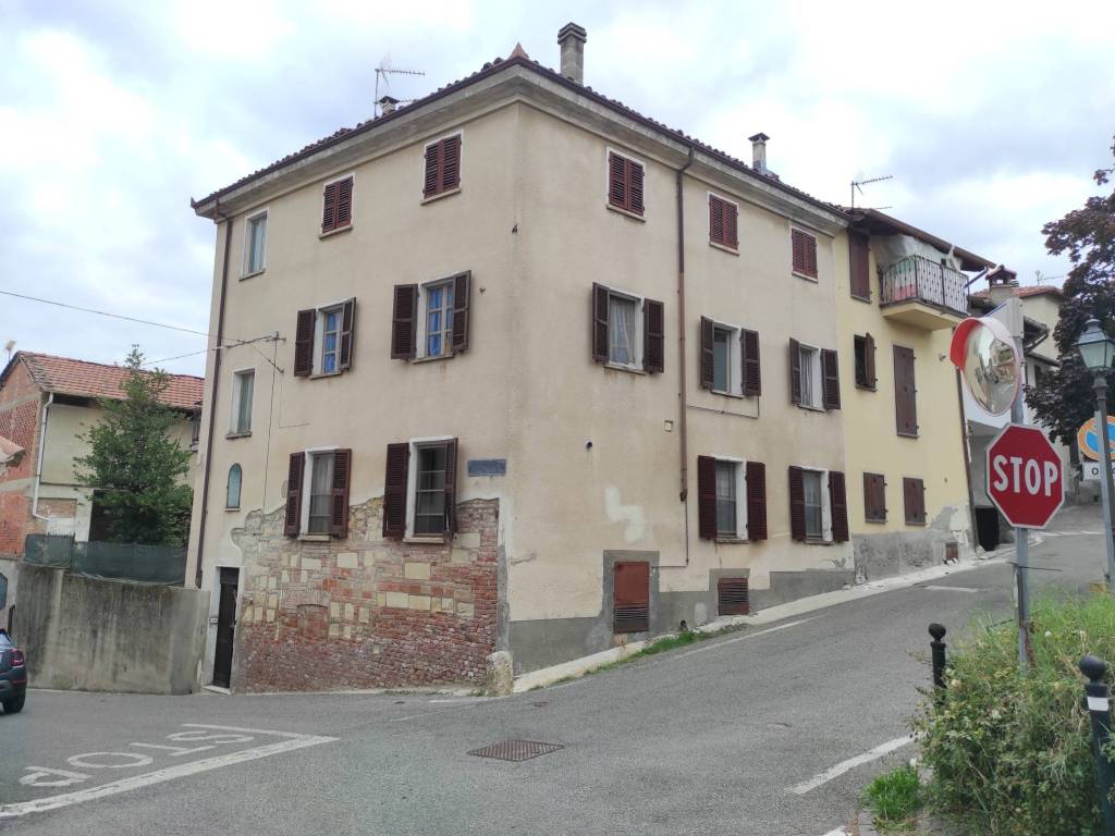 casa indipendente in vendita a Tortona in zona Mombisaggio