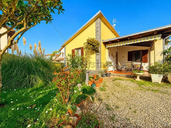 casa indipendente in vendita a Tortona