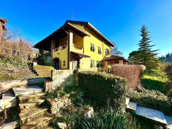 casa indipendente in vendita a Tortona
