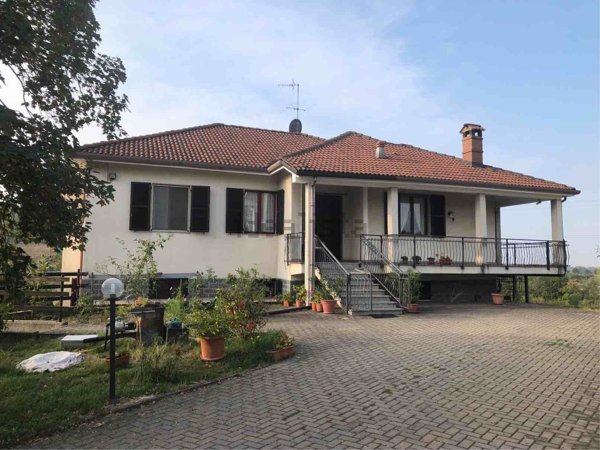 casa indipendente in vendita a Tortona