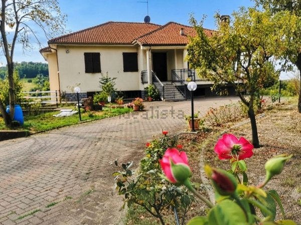 casa indipendente in vendita a Tortona