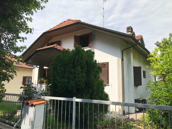 casa indipendente in vendita a Tortona