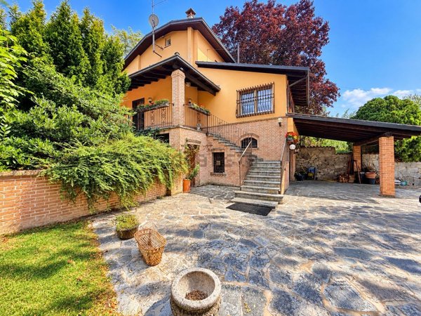 casa indipendente in vendita a Tortona