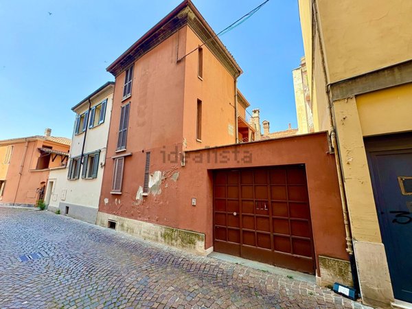 casa indipendente in vendita a Tortona