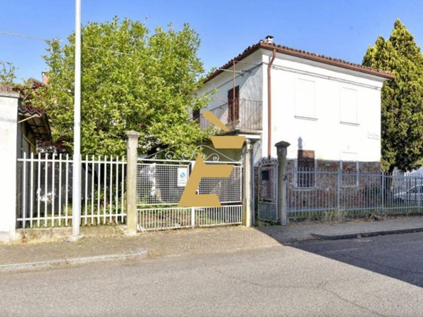 casa indipendente in vendita a Valenza