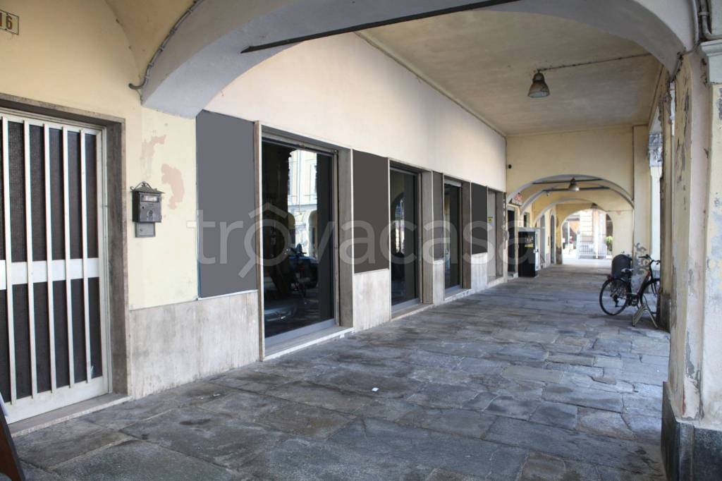negozio in vendita a Valenza