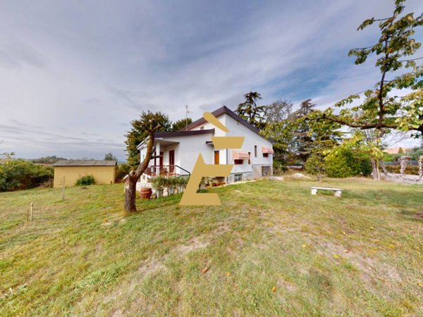 casa indipendente in vendita a Valenza