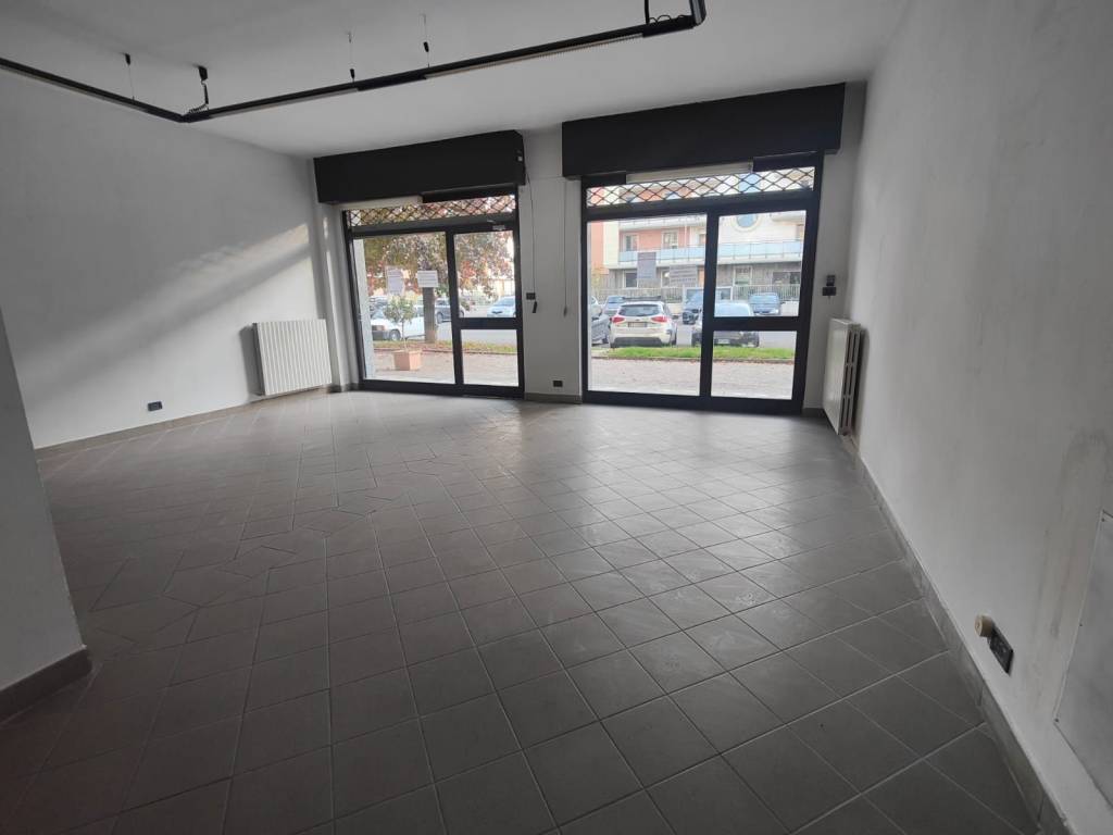 negozio in vendita a Valenza