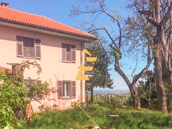 casa indipendente in vendita a Valenza
