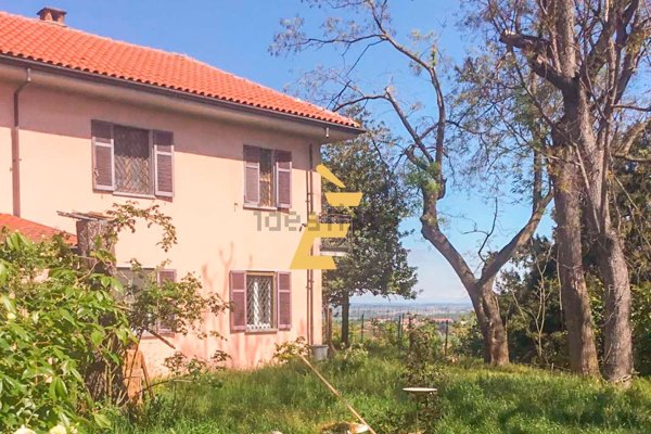 casa indipendente in vendita a Valenza