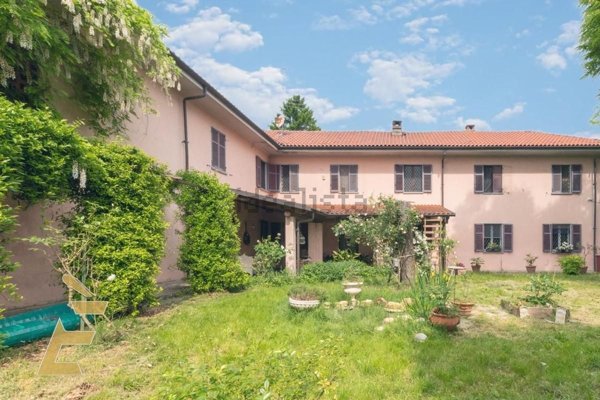 casa indipendente in vendita a Valenza