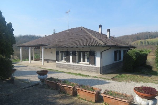 casa indipendente in vendita a Valenza