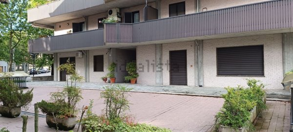 locale commerciale in vendita a Valenza