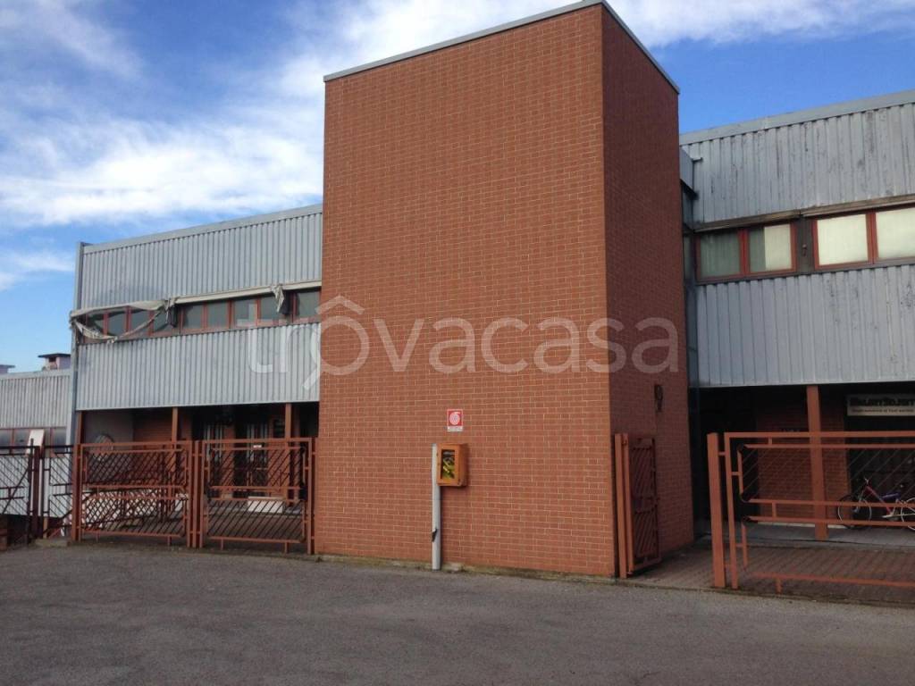 locale commerciale in vendita a Valenza