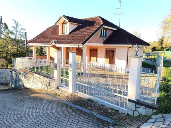 casa indipendente in vendita a Valenza