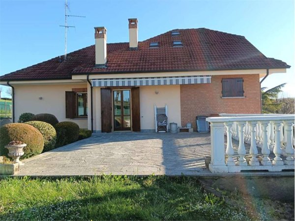 casa indipendente in vendita a Valenza