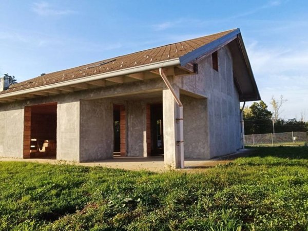 casa indipendente in vendita a Valenza