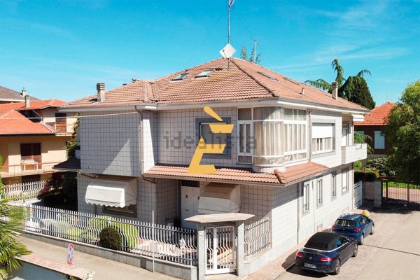 casa indipendente in vendita a Valenza