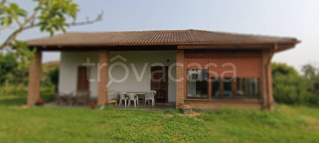casa indipendente in vendita a Valenza