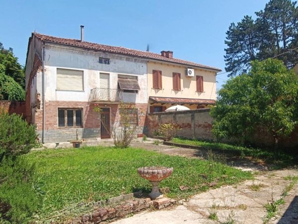casa indipendente in vendita a Valenza