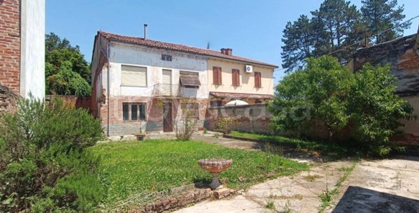 casa indipendente in vendita a Valenza