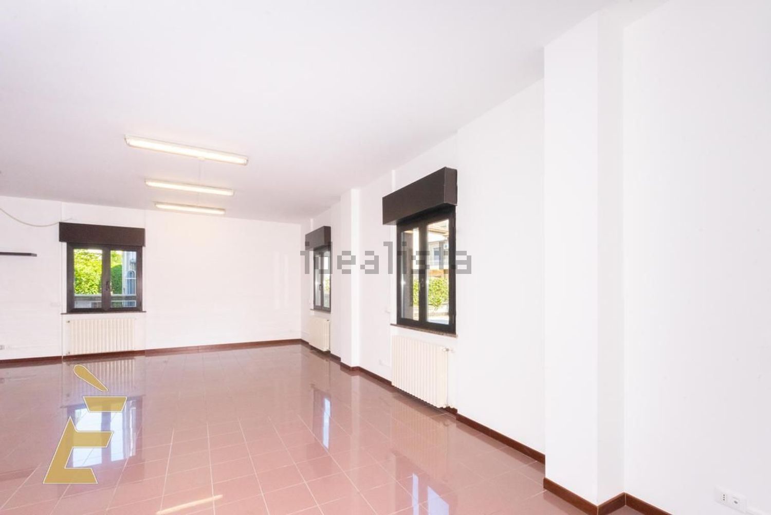 locale commerciale in vendita a Valenza