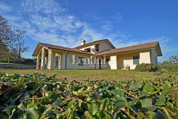 casa indipendente in vendita a Valenza