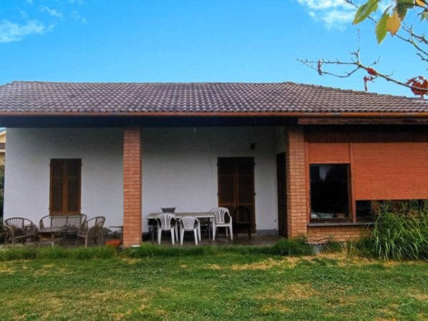 casa indipendente in vendita a Valenza