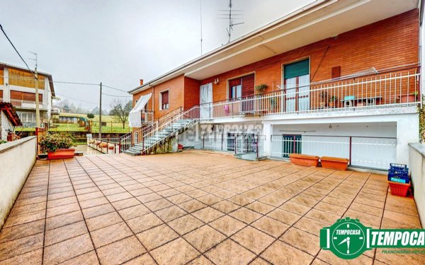 casa indipendente in vendita a Valenza