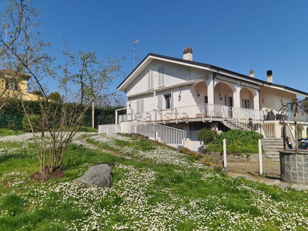 casa indipendente in vendita a Valenza