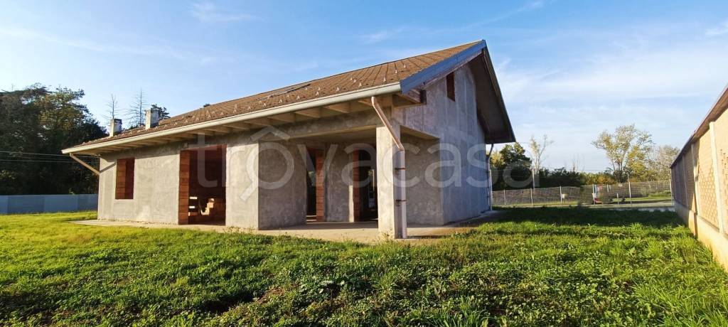 casa indipendente in vendita a Valenza