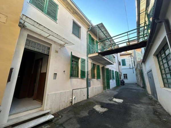 casa semindipendente in vendita a Valenza