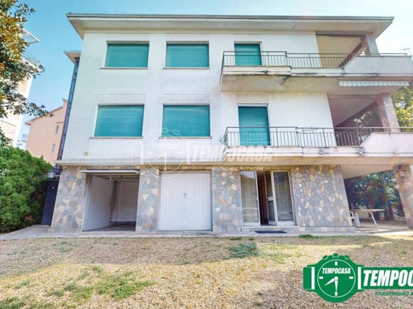 casa indipendente in vendita a Valenza