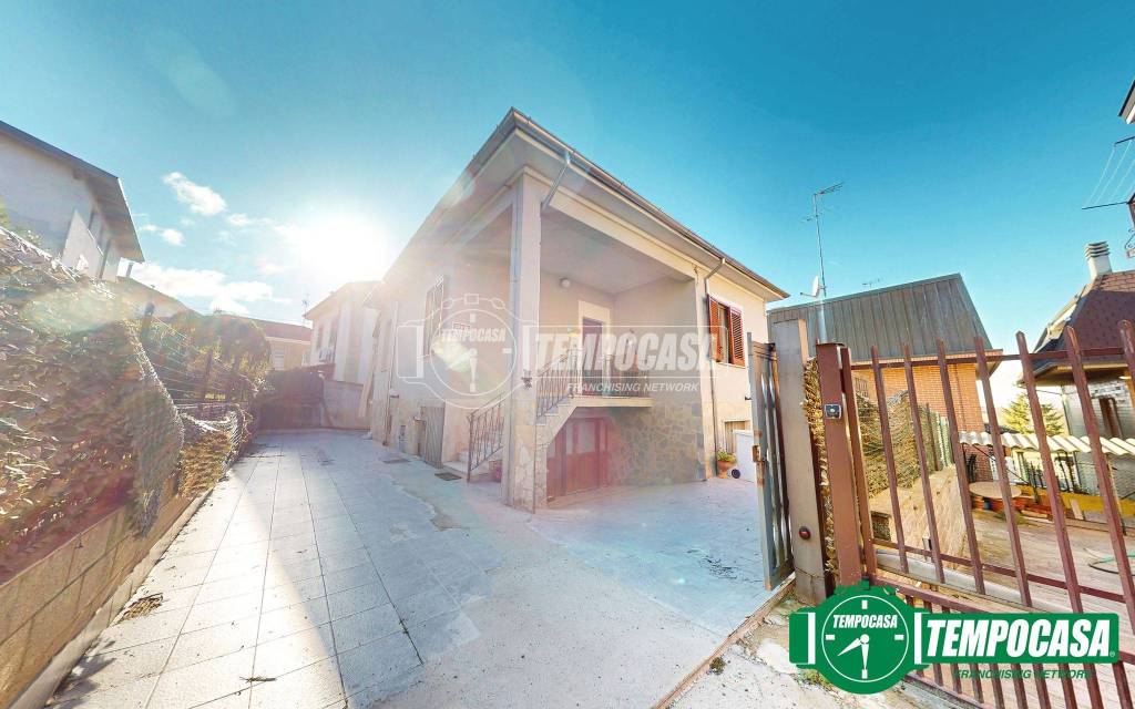 casa indipendente in vendita a Valenza