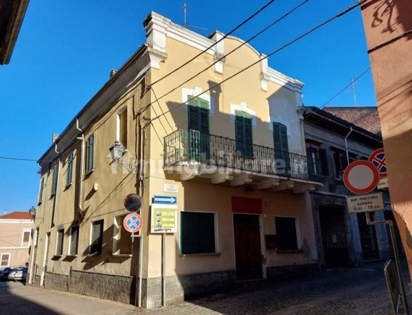 esavano in vendita a Valenza