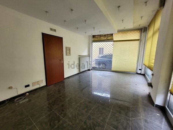 locale commerciale in vendita a Valenza