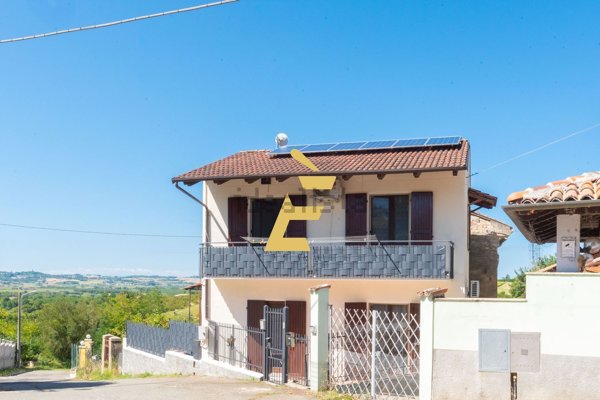 casa indipendente in vendita a Valenza