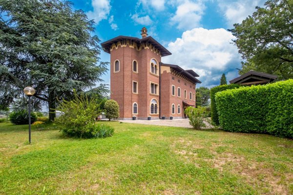 casa indipendente in vendita a Valenza