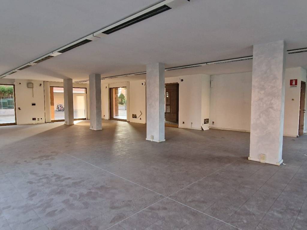 negozio in vendita a Valenza