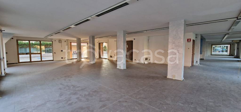 negozio in vendita a Valenza