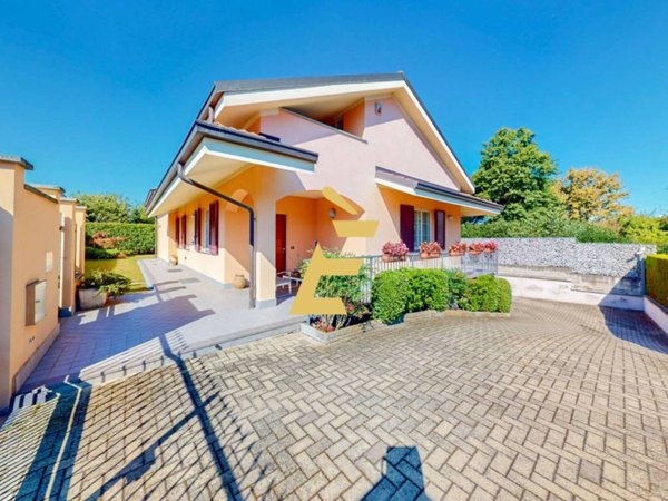 casa indipendente in vendita a Valenza