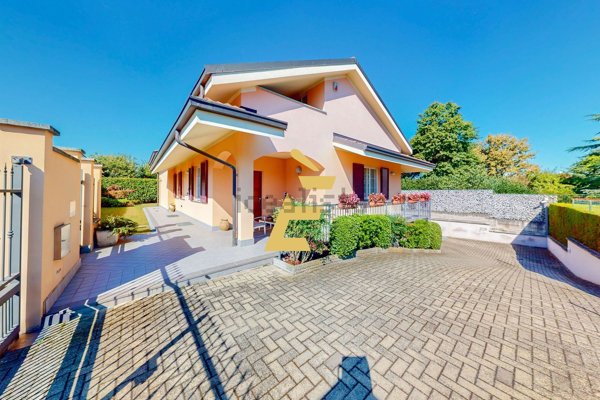 casa indipendente in vendita a Valenza