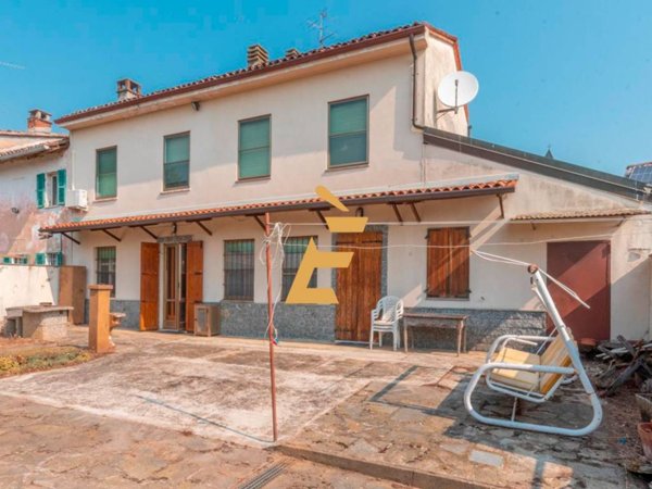casa indipendente in vendita a Valenza